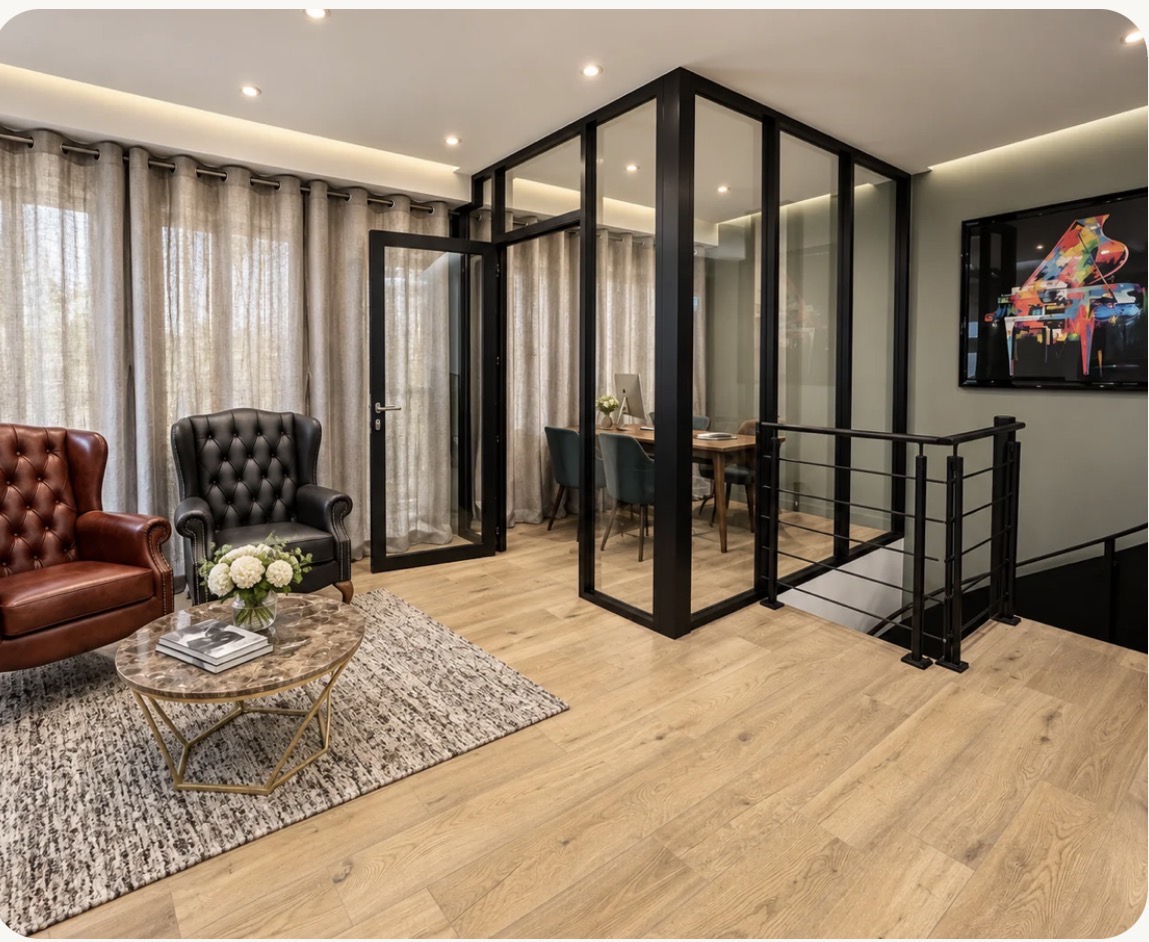 Espace d’accueil et bureau vitré de l’agence NATIMMO à Paris